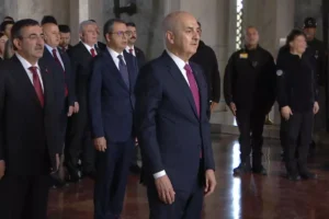 Devlet erkanı Atatürk’ün mozolesine çelenk bıraktı
