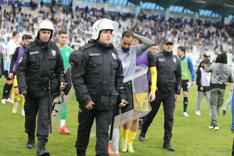 1. Lig maçında olay! Polisler, son düdük çalar çalmaz sahaya daldı